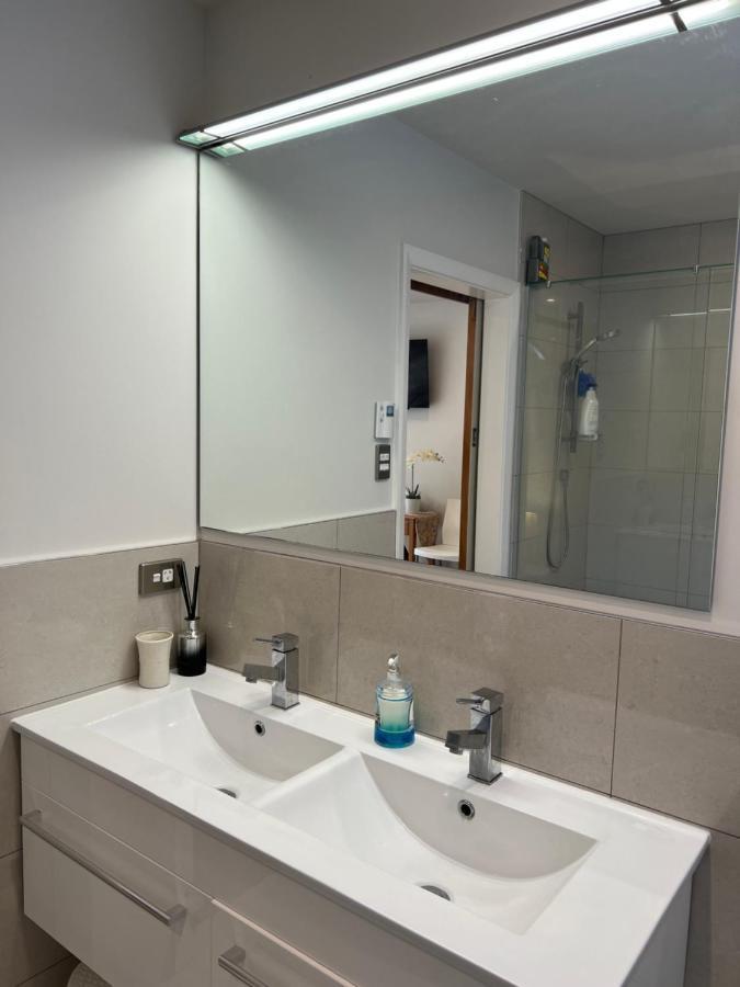 The Perfect Getaway For Two In A Large Suite Whanganui Kültér fotó